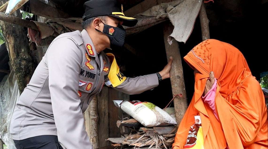 Peduli Warga Tak Mampu, Kapolres Palopo Berikan Bantuan di Masa Pandemi