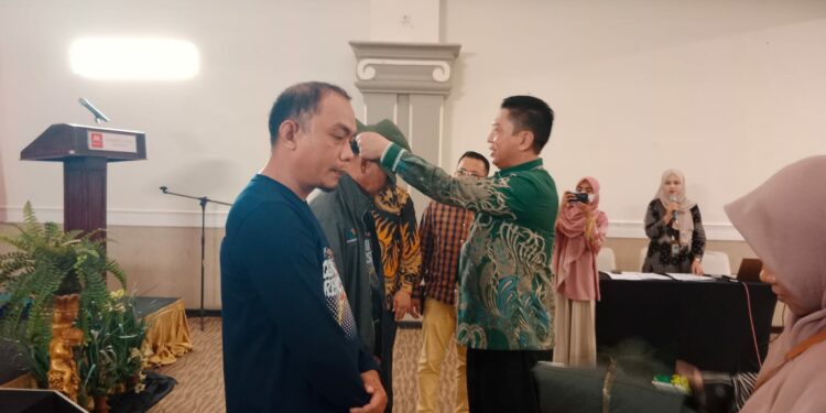 Kepala BPS Provinsi Sulsel Aryanto Mengukuhkan Tim Buser Quick Respon BPS Jeneponto, di Hotel M Regency Makassar, Minggu 21 Mei 2023. (Foto. Ari Lau)