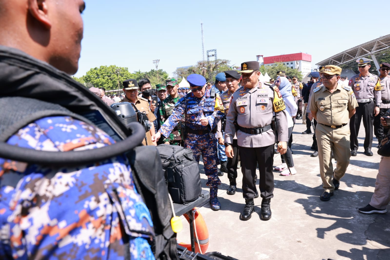 Walkot Makassar, Kapolda Sulsel dan Pj Gubernur Gelar Pasukan Mantap Brata Menuju Pemilu Damai.