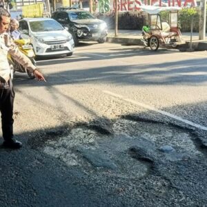 DPRD Sulsel Desak Pemprov Perbaiki Jalan Hertasning Yang Berlubang