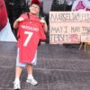 Kenneth Terima Hadiah Jersey Marselino Ferdinan Dari Timnas Indonesia