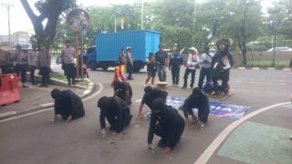 Mahasiswa dan Aktivis Long March Sambut Hari Antikorupsi, Ogoh-Ogoh Tikus Geruduk Pemkot Bekasi