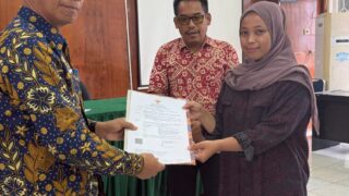 Sekretaris Dewan (Sekwan) Kabupaten Luwu Utara, Muhammad Yamin, Serahkan SK PPPK Paruh Waktu