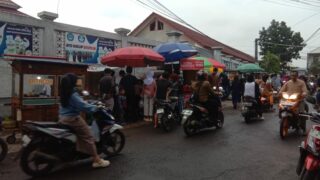Karang Taruna Dusun Cibungur Gelar Bazar Ramadan, Warga Ramai Berbelanja